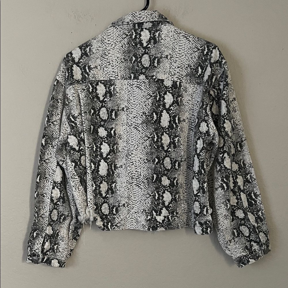 NWOT POL Snake Python Print Denim Jacket Distressed Button Front Pockets Large - Picture 4 of 12